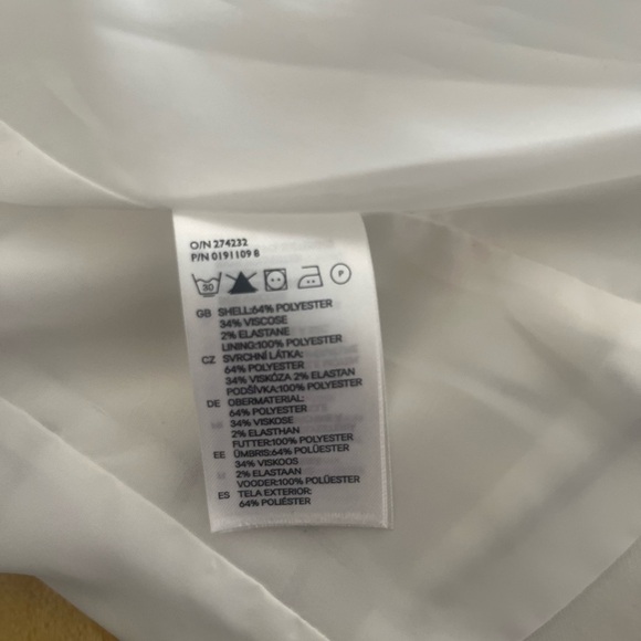 Women’s white and‎ black, collarless, notched lapels, blazer - Picture 6 of 6